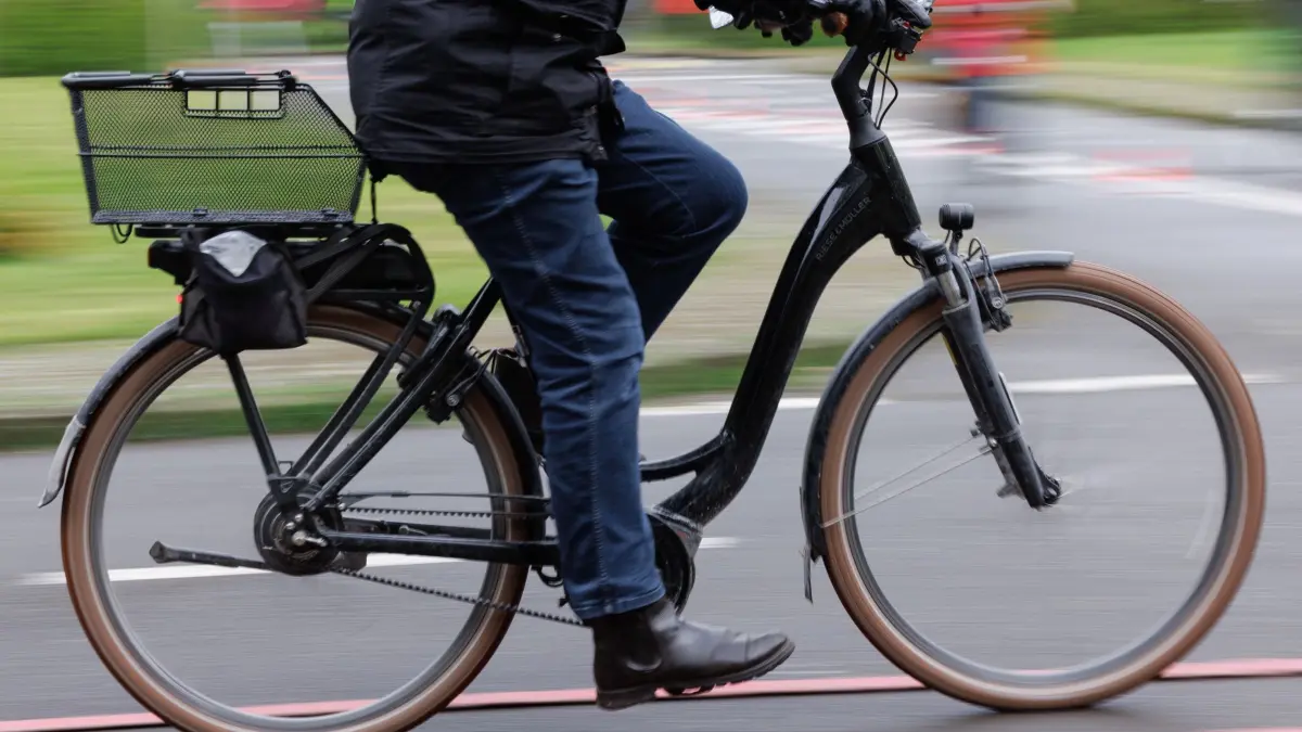Pedelec: ARCHIV - 09.04.2024, Nordrhein-Westfalen, Bielefeld: Symbolbild: Ein Radfahrer fährt mit seinem Pedelec über einen Verkehrsübungsplatz. (zu dpa: «Pedelecfahrer stürzt schwer über geschlossene Schranke») Foto: Friso Gentsch/dpa +++ dpa-Bildfunk +++