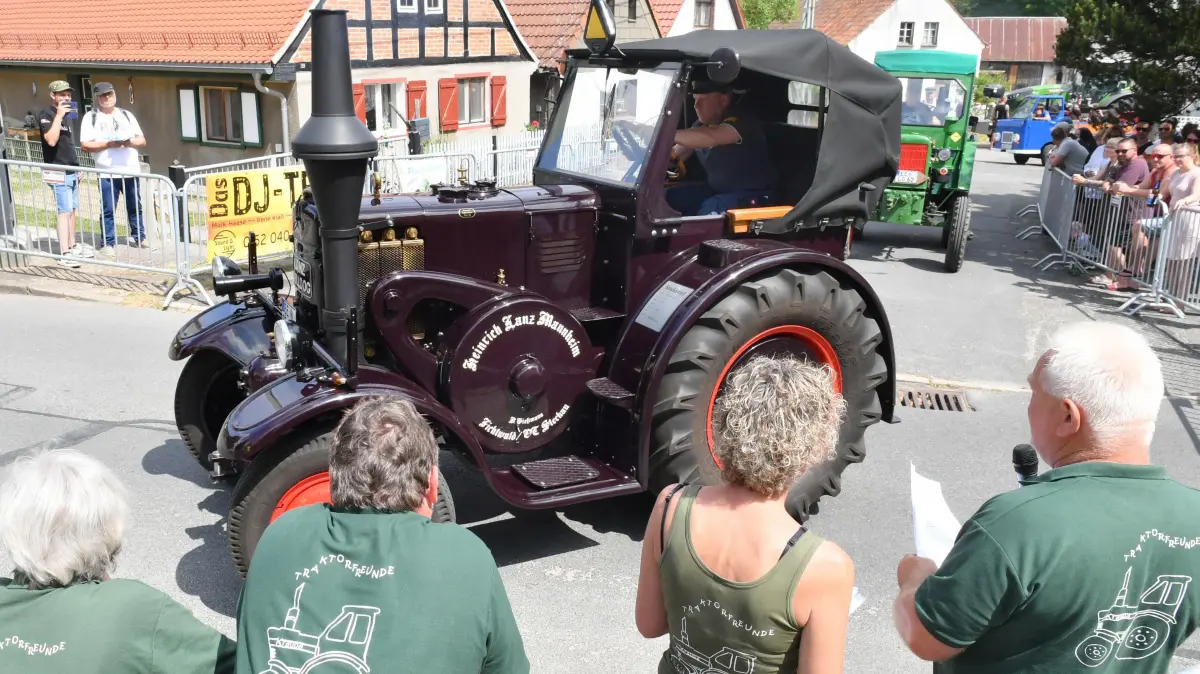 Modenschau der Superlative in Kraupa – Über 50 Traktoren aus 100 Jahren Geschichte beim Traktortreffen: Modenschau der Superlative in Kraupa – Über 50 Traktoren aus 100 Jahren Geschichte beim Traktortreffen
- Bodo Gießmann aus Stechau mit seinem seltenen und kostbaren Lanz Eilbulldog aus dem Jahre 1955 aus der letzten Herstellungsserie