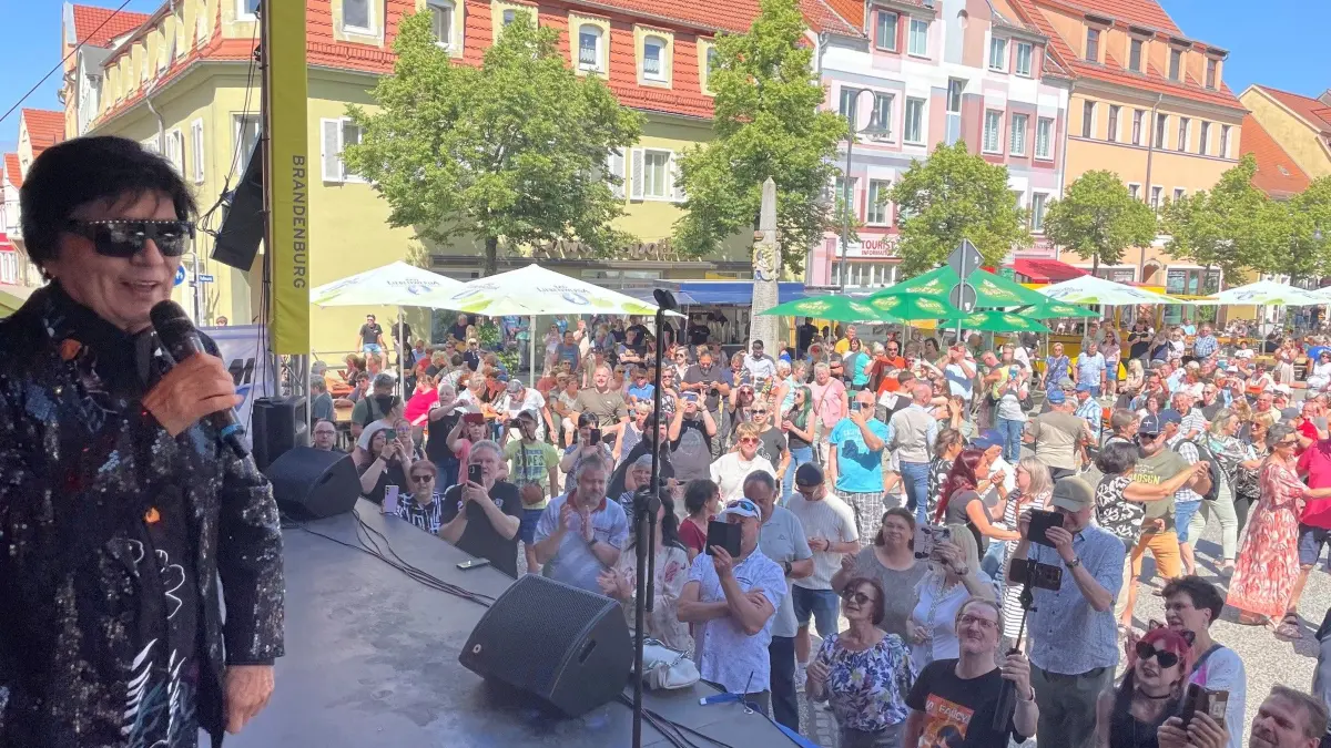 "Fancy", Disco-Ikone der 80er-Jahre, sorgt dafür, dass der Roßmarkt beim Brunnenfest in Bad Liebenwerda schon am Nachmittag des Sonnabends gut gefüllt ist.