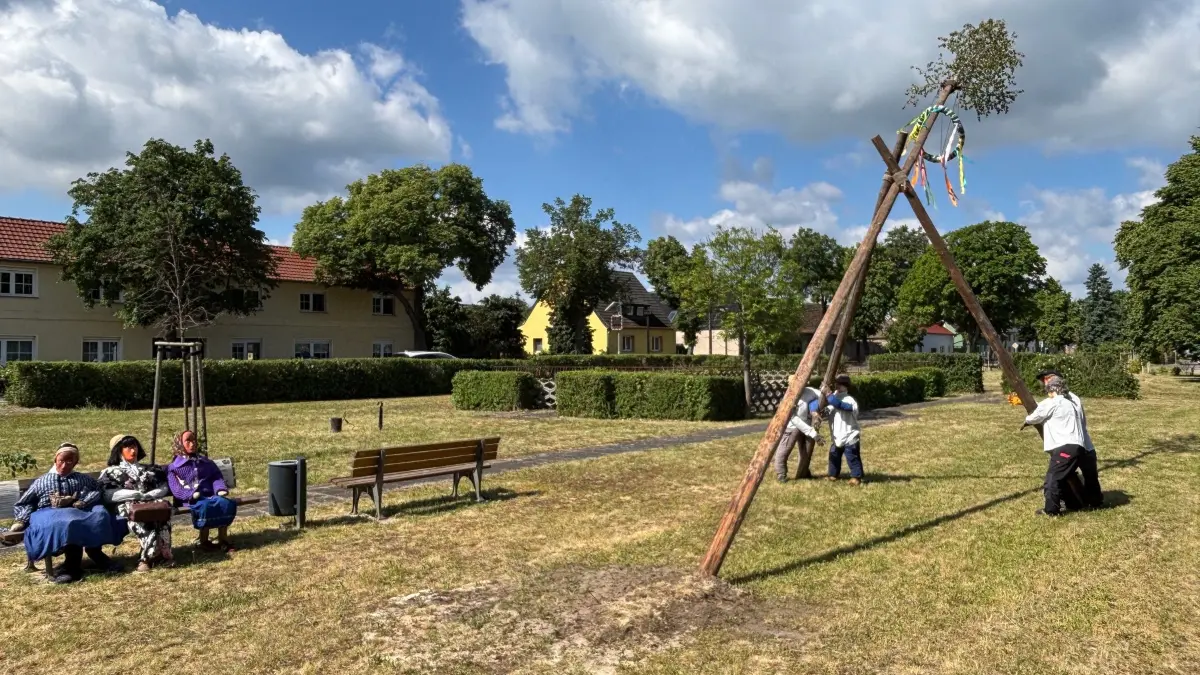 Dieser kleine Maibaum, umrahmt mit liebevoll gestalteten Puppen, ist dieses Jahr in der Geierswalder Ortsmitte zu finden.