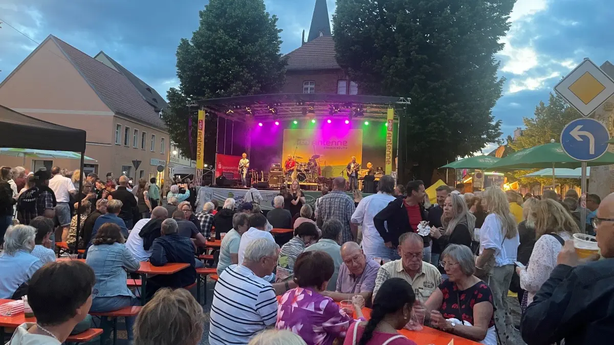 Bad Liebenwerda feiert bis weit in die Nacht, singt und tanzt zu den größten Hits von Smokie.