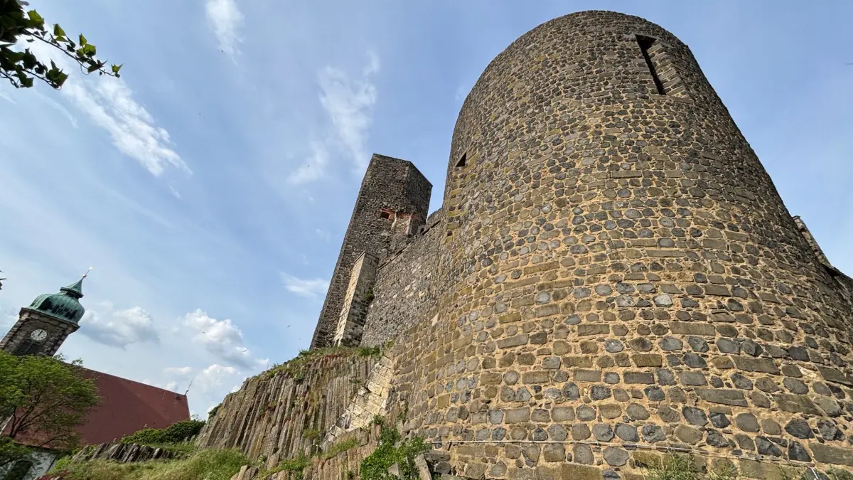 Auf den erkalteten Resten eines einst extrem heißen Gesteins erhebt sich seit mehr als 800 Jahren die Burg Stolpen. Sie gehört zu den meistbesuchten Burgen Sachsens.