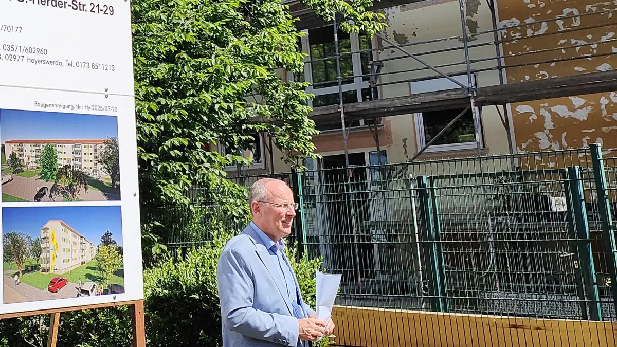 Steffen Markgraf, Geschäftsführer der Wohnungsgesellschaft Hoyerswerda, erläutert den Baustand bei der Komplexsanierung des Gebäudes Herder-Straße 21 bis 29.