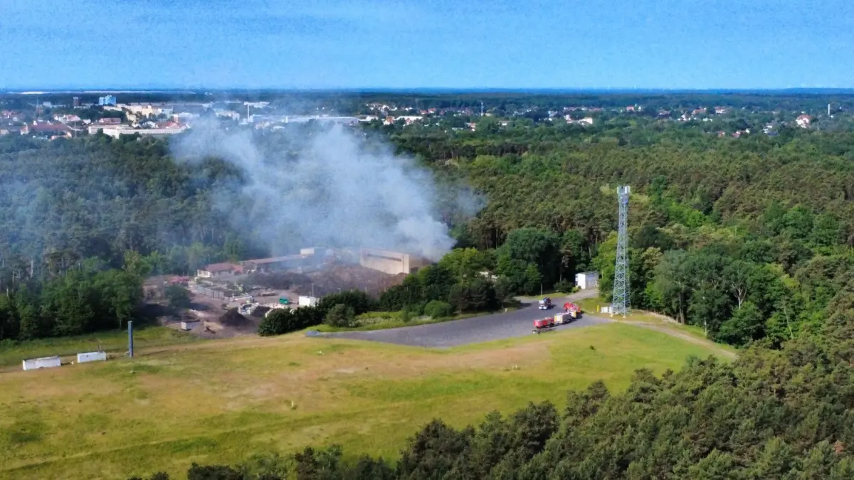 Die Wolken vom Brand in Weißwasser bei einer Entsorgungsfirma sind von Weitem zu sehen.