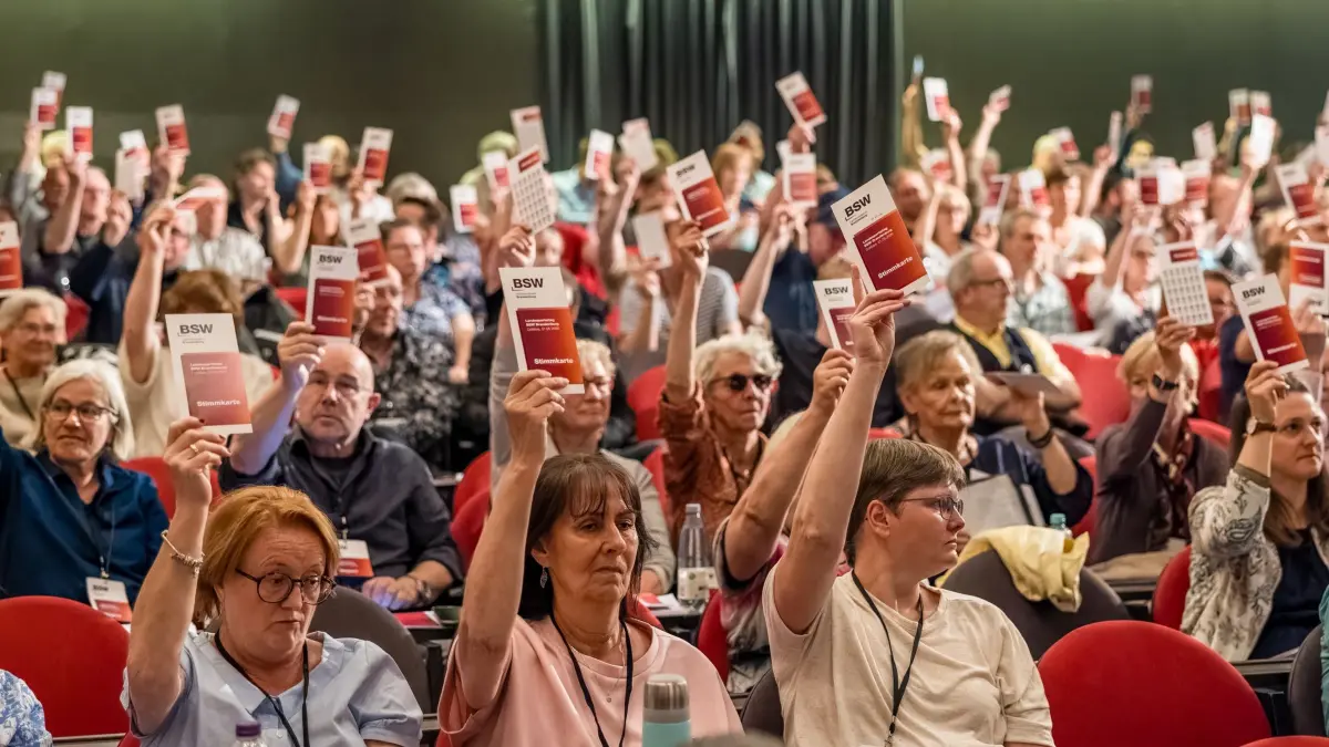 Landesparteitag BSW Brandenburg: 31.05.2026, Brandenburg, Cottbus: Teilnehmer am Landesparteitag Brandenburg stimmen über Geschäftsordnungsanträge ab. Auf dem Mitgliederparteitag soll heute der Landesvorstand neu gewählt werden. Foto: Frank Hammerschmidt/dpa +++ dpa-Bildfunk +++