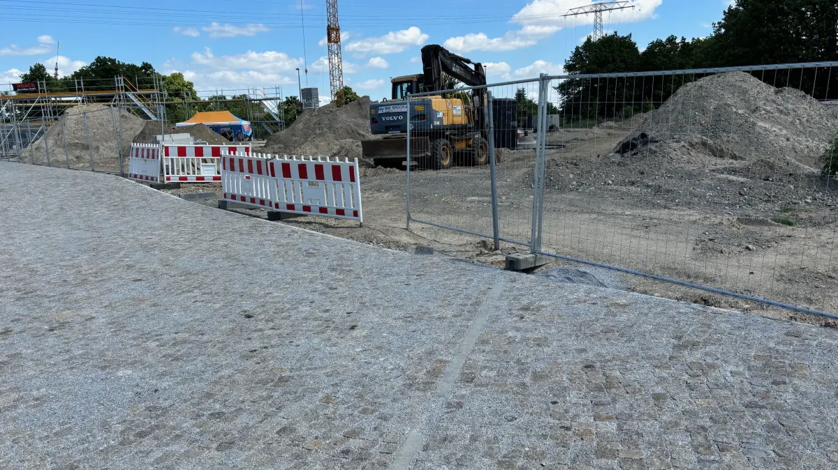 Direkt neben der Baustelle für das Sedlitzer Kanu-Haus befindet sich im Pflaster eine besondere Linie. Diese ermöglicht einen Blick in die Vergangenheit.