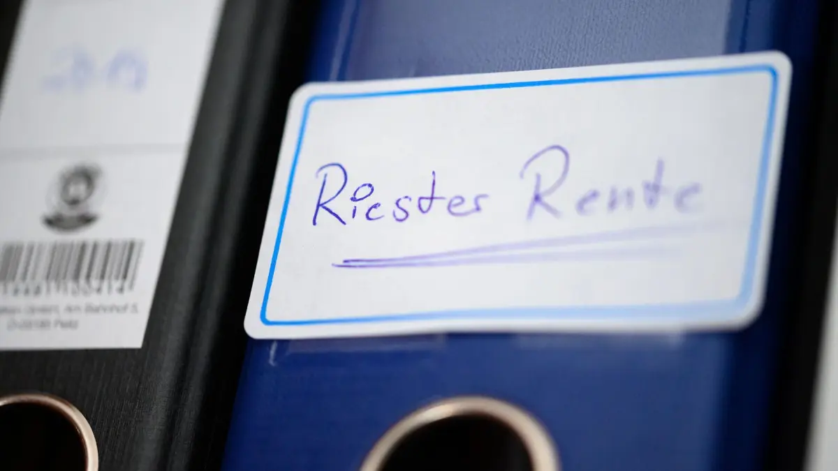 Ein Ordner mit einem Aufkleber „Riester-Rente“