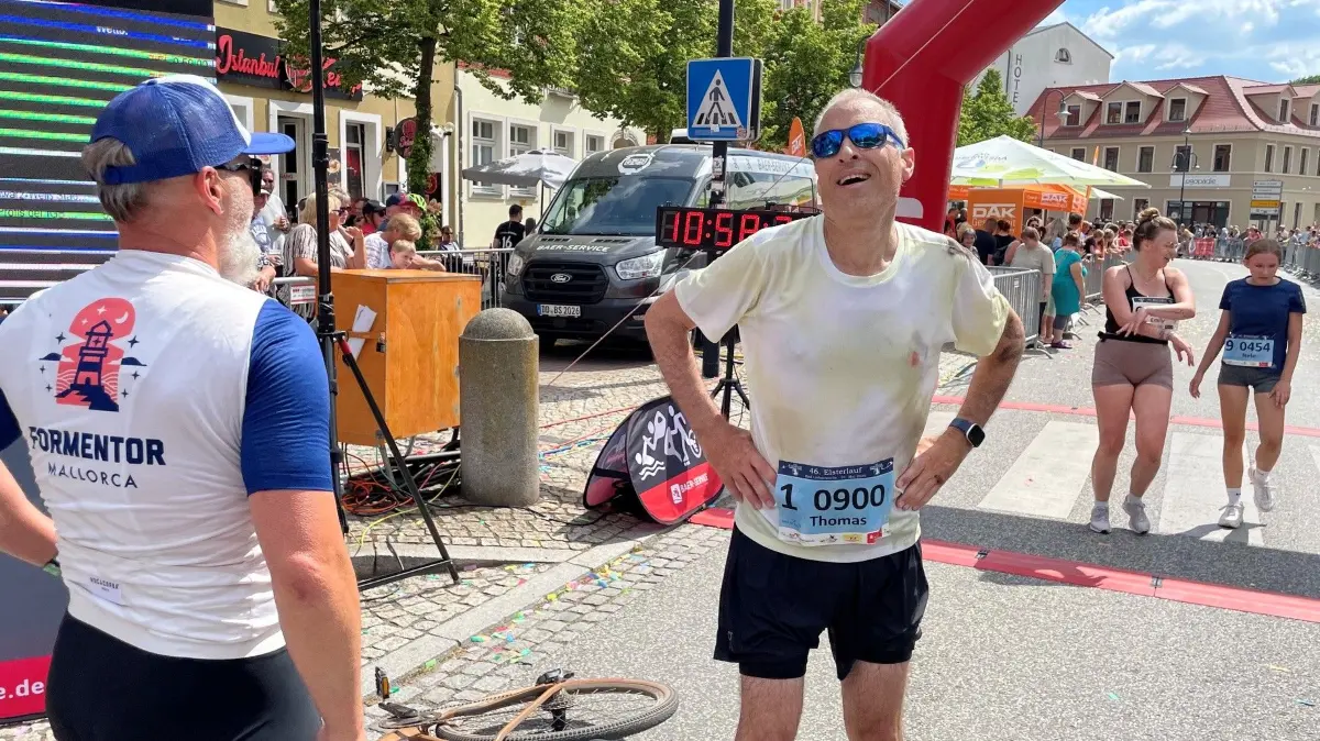 Der erste Marathon-Sieger Thomas Borchers aus Potsdam im Ziel des Elsterlaufes in Bad Liebenwerda.
