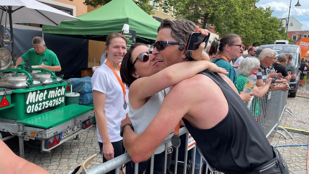 Nach dem Marathon glücklich im Ziel: Dr. Stephan Kreher. Sein gestecktes Zeitziel hat er nicht erreicht, und ist kein Stück böse darüber, denn er hat unterwegs seinen Lauf unterbrochen, um einem anderen Läufer medizinische Hilfe zu leisten.