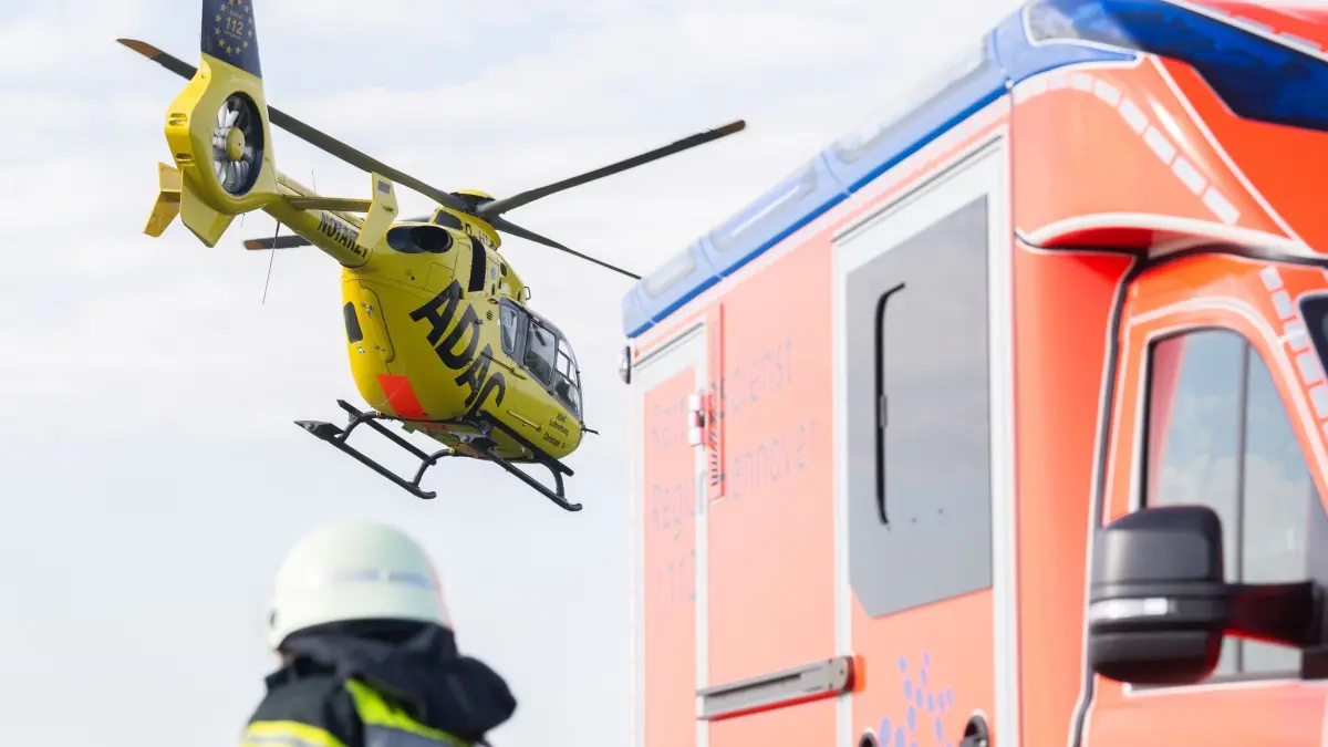 Unfallstatistik: ARCHIV - 19.05.2026, Niedersachsen, Pattensen: Der Rettungshubschrauber Christoph 30 der ADAC Luftrettung startet neben einem Rettungswagen an einer Unfallstelle. (zu dpa: «Mehr Tote bei Verkehrsunfällen in Sachsen-Anhalt») Foto: Julian Stratenschulte/dpa +++ dpa-Bildfunk +++