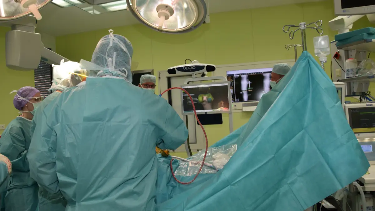 Während der OP am Knie dieses Patienten am Krankenhaus in Guben lesen die Operateure die vorher vom Roboter Apollo gemessenen Daten vom Bildschirm ab.