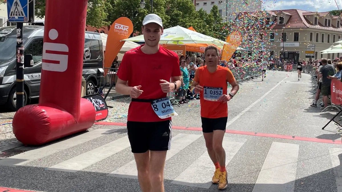 Göran Schrey aus Hohenleipisch (r.) wird der beste Einheimische beim erstmals gestarteten Marathon beim Elsterlauf in Bad Liebenwerda.