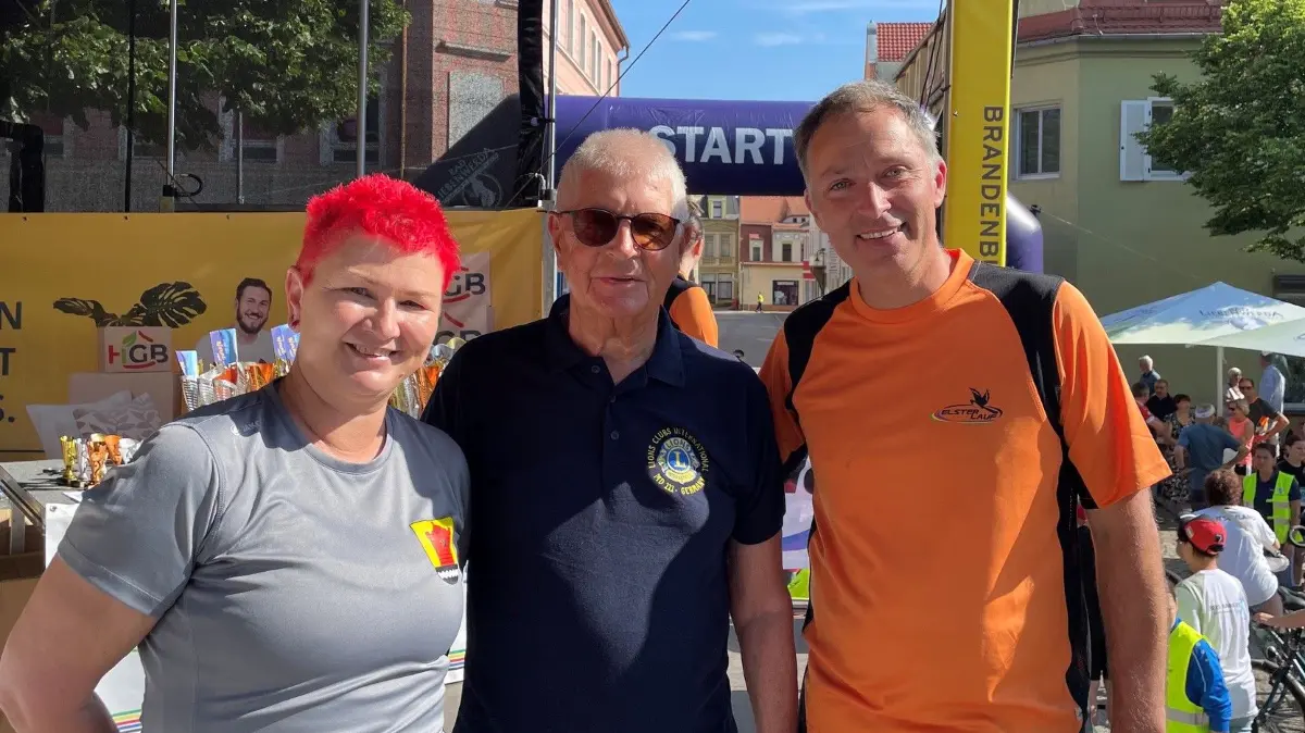 Dr. Konrad Beyer (Mitte) ist einer der Gründerväter des Elsterlaufes. Auf der Bühne erzählt er von den Anfängen der Laufsportveranstaltung. Claudia Sieber, Verbandsgemeindebürgermeisterin, und Cheforganisator Dr. Michael Kreher danken ihm für sein jahrelanges Engagement.