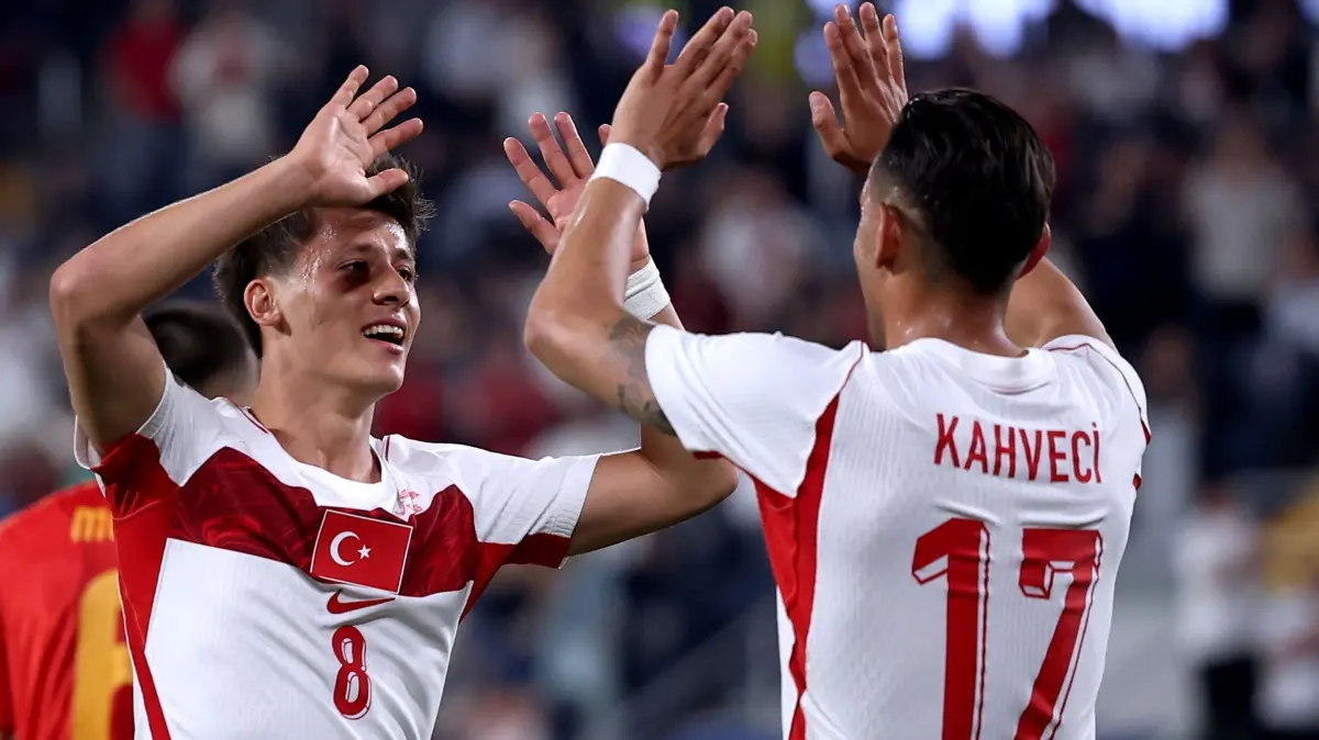 Türkei - Nordmazedonien: 01.06.2026, Türkei, Istanbul: Fußball, Männer: Länderspiele, Türkei - Nordmazedonien, Der türkische Nationalspieler Arda Güler (l) und sein Teamkollege Irfan Can Kahveci feiern ein Tor. Foto: Samet Yalcin/Samet Yalcin/DIA Photo/AP/dpa +++ dpa-Bildfunk +++