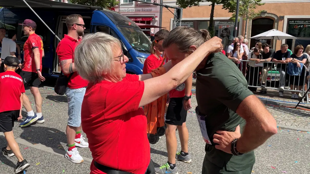Im Ziel haben Mitglieder des Lions Clubs Elsterwerda – Bad Liebenwerda, hier Uta Petersen, allen Startern die Finisher-Medaille umgehängt.
