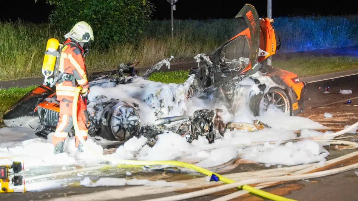 Tödlicher Unfall in Radeberg. Ein Motorrad kollidiert mit einem Sportwagen. Motorrad und Auto gerieten anschließend in Brand. Der Motorradfahrer starb noch an der Unfallstelle.