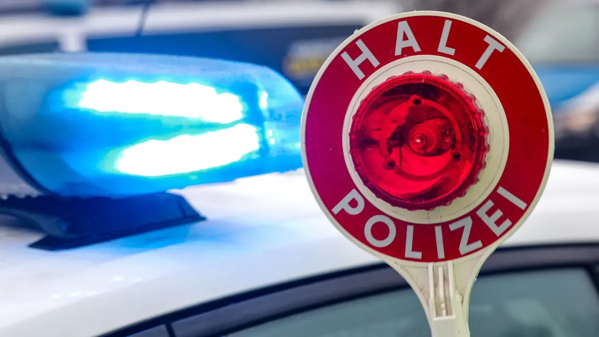 Polizeikontrolle: ARCHIV - 05.02.2025, Sachsen, Burgstein: Ein Polizist hält eine Polizeikelle für eine Kontrolle auf einem Parkplatz an der Autobahn. (zu dpa: «Polizei in MV startet Großkontrollen gegen Drogen am Steuer») Foto: Jan Woitas/dpa +++ dpa-Bildfunk +++