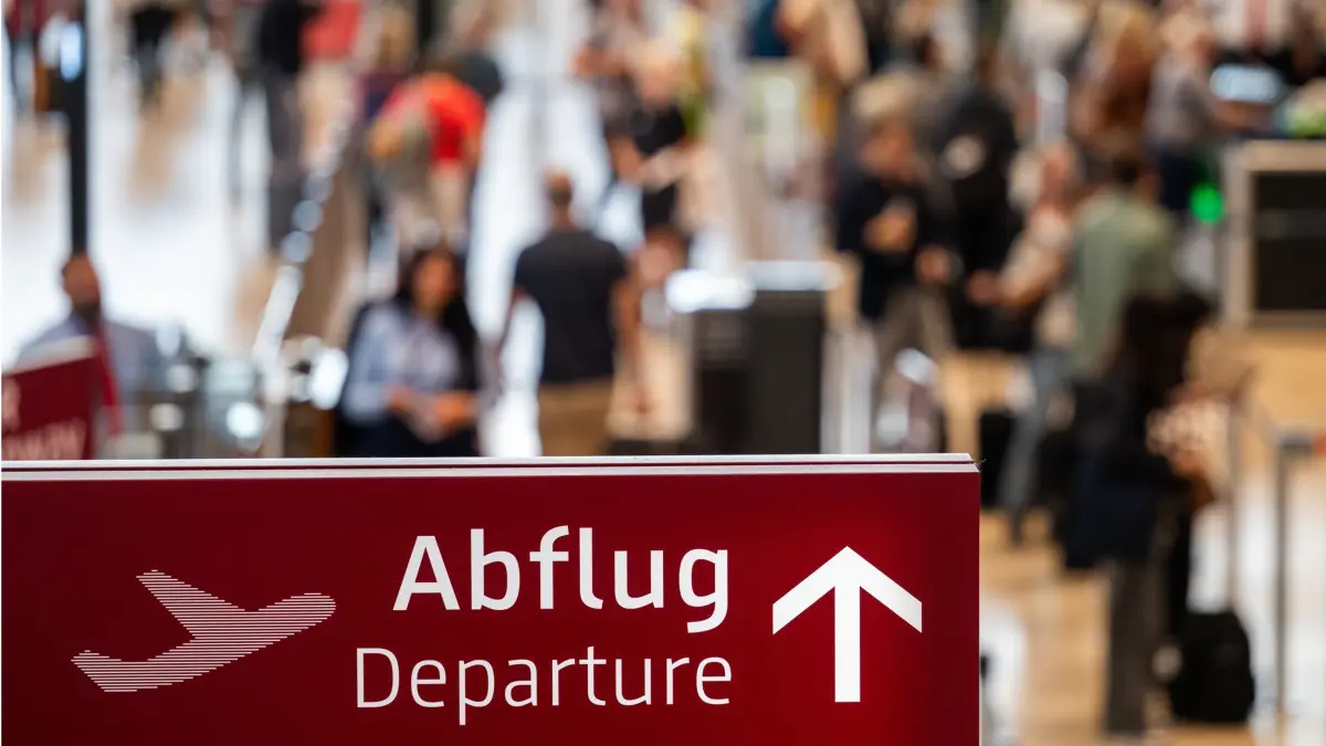ARCHIV - 24.07.2025, Brandenburg, Schönefeld: Der Schriftzug "Abflug Departure" ist auf dem FLughafen "Willy Brandt" Berlin Brandenburg (BER) im Terminal 1 zu sehen. In Berlin und Brandenburg haben die Sommerferien 2025 begonnen. (zu dpa: «Diese Folgen hat knappes Kerosin für Verbraucher») Foto: Soeren Stache/dpa +++ dpa-Bildfunk +++