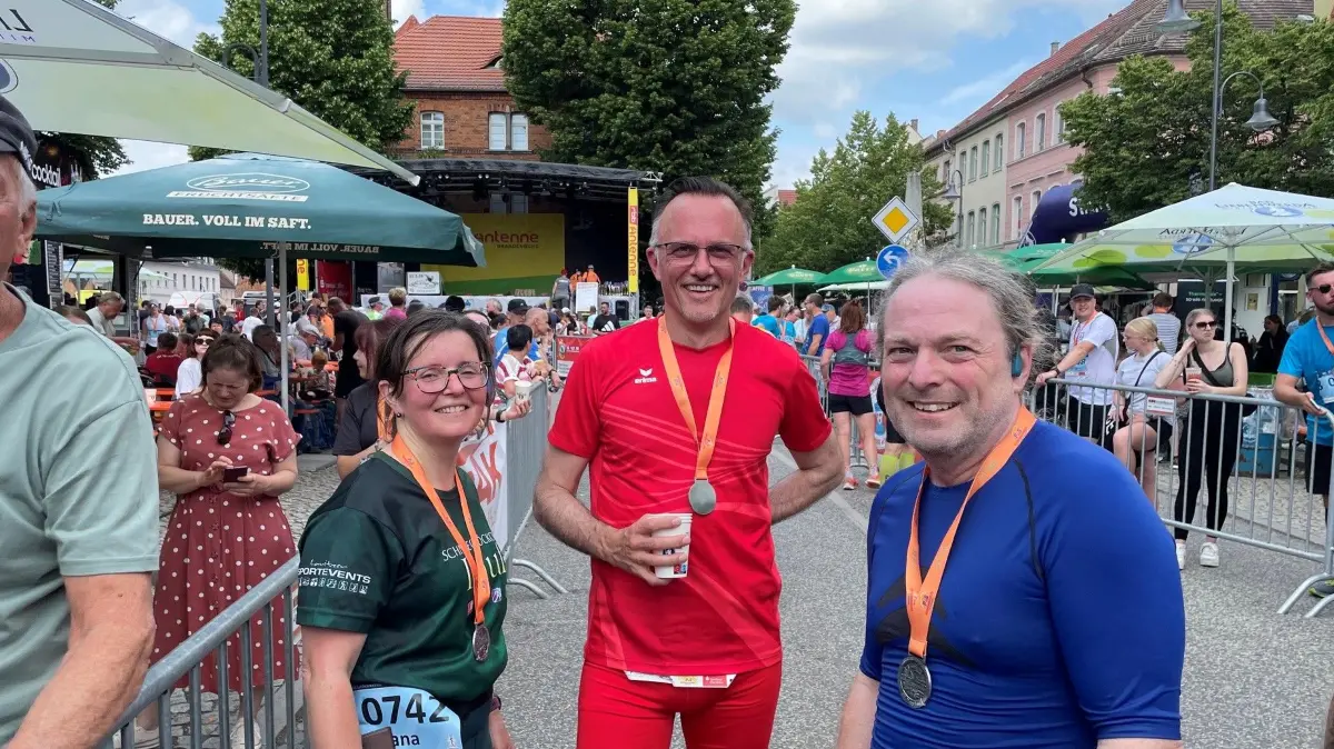 Thomas Jentzsch, Vorstandsmitglied der Sparkasse Elbe-Elster (Mitte), ist auf die 11-Kilometer-Distanz gegangen und meinte nach dem Lauf: "Hut ab. Klasse Organisation. Tolle Atmosphäre."