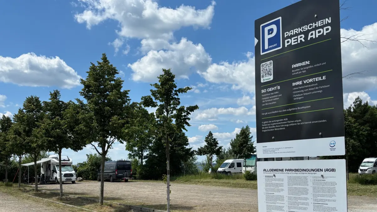 Auf dem Urlauberparkplatz am Sedlitzer See in Lieske kann die Parkgebühr nicht mehr mit Bargeld entrichtet werden. Dafür gibt es jetzt neue Möglichkeiten.