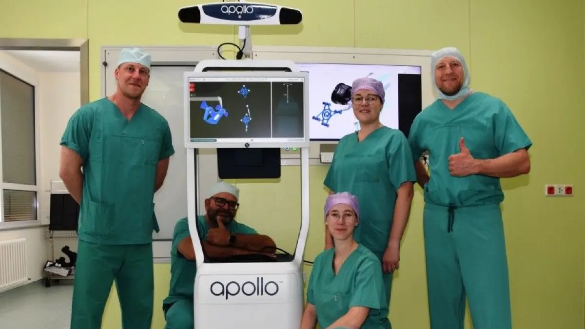 Die erste OP am Knie mithilfe des Roboters Apollo: Marius Swierkowski, Rüdiger Schubert (beide Firma Corin), die operationstechnischen Assistentinnen Marisa Lopenz und Laura Bormann sowie Chefarzt Dr. med. Ruslan Netedu (v.l.n.r.).