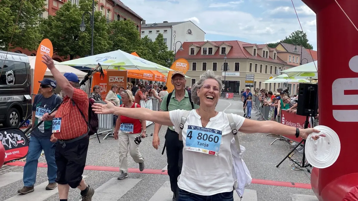So glücklich wie Tanja Schaeuble, dahinter ihr Mann Egon, sind die Starter im Ziel, wenn man beim Elsterlauf in Bad Liebenwerda mitmacht.