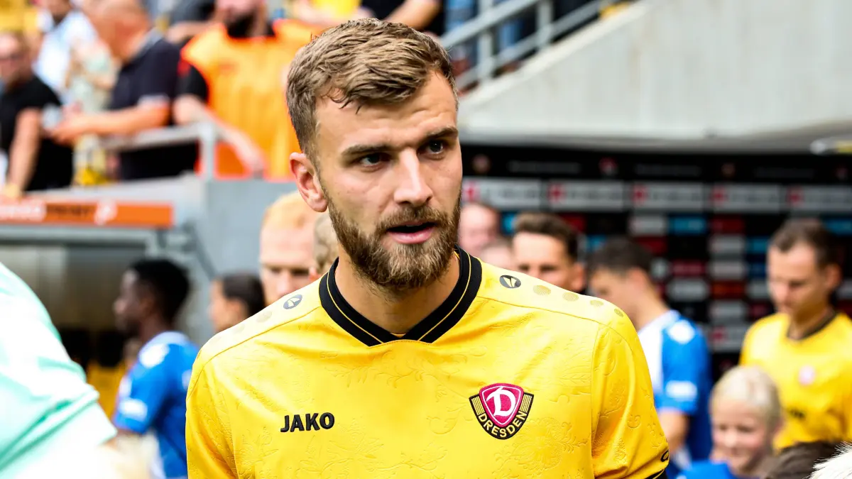 SG Dynamo Dresden vs. 1. FC Magdeburg: Lars Bünning SG Dynamo Dresden,23 - 2. Fußball Bundesliga Saison 2025-2026 SG Dynamo Dresden vs. 1. FC Magdeburg im Rudolf Harbig Stadion in Dresden - Fußball,Mann,Männer,Deutschland,09.08.2025 *** Lars Bünning SG Dynamo Dresden,23 2 Soccer Bundesliga Season 2025 2026 SG Dynamo Dresden vs 1 FC Magdeburg at Rudolf Harbig Stadium in Dresden Soccer,Man,Men,Germany,09 08 2025