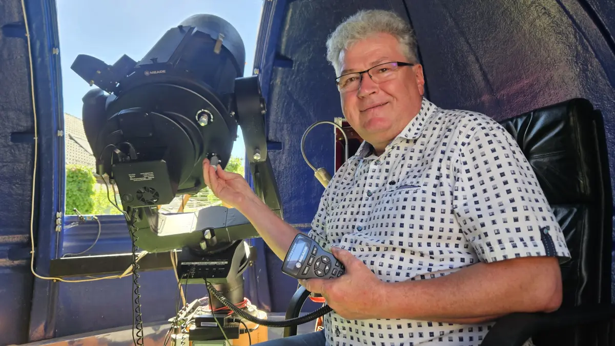Peter Lindner in seiner privaten Kugelsternwarte am Scheibe-See. Seit mehr als 50 Jahren begeistert sich der Vorsitzende des Astronomischen Vereins Hoyerswerda für den Sternenhimmel.