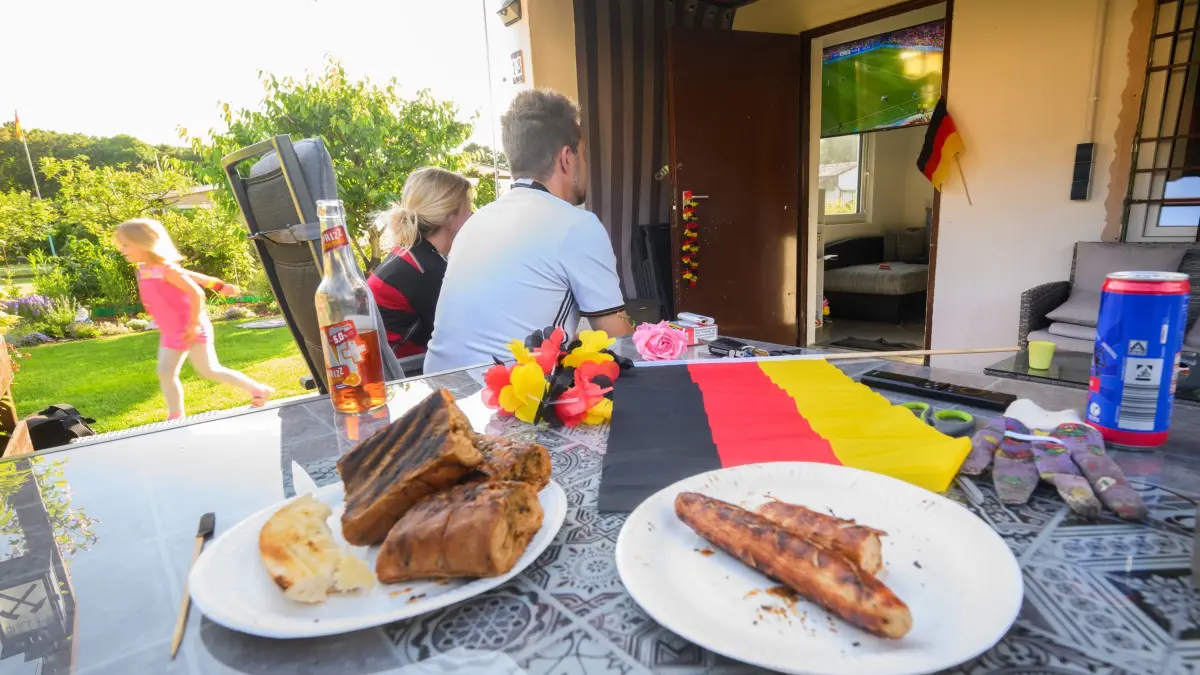 Eine Familie guckt Fußball im Garten