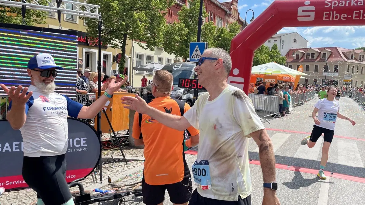 Der erste Sieger auf der Marathon-Distanz beim Elsterlauf in Bad Liebenwerda: Thomas Borchers aus Potsdam. Hier wird er von einem Freund nach einem Sturz leicht gezeichnet im Ziel begrüßt.