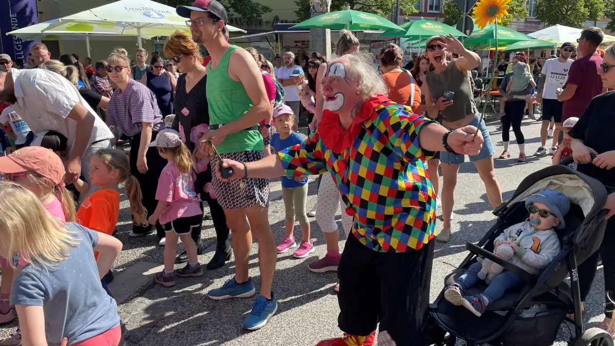 Bei der Erwärmung hat sich auch Dieter Beeg alias Clown Didi beim Elsterlauf in Bad Liebenwerda unter die Kinder gemischt.
