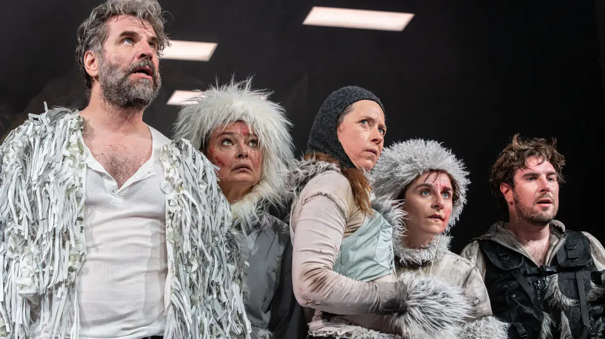 Sie sind alle Hunde, in Soeren Voimas Version von Jack Londons "Ruf der Wildnis": Szenenfoto mit (v.l.n.r.): Gunnar Golkowski, Sigrun Fischer, Charlotte Müller, Charlie Schülke und Amos Detscher