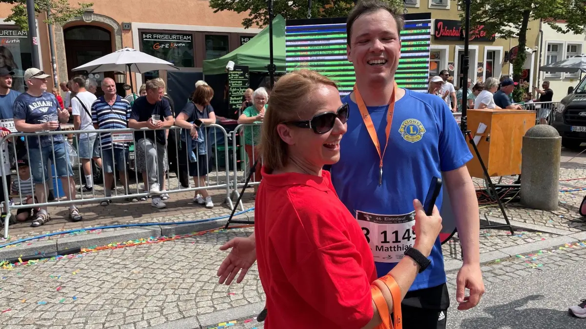 Zum wiederholten Mal hat Matthias Böhm aus Elsterwerda am Elsterlauf teilgenommen. Der Apotheker will noch mehr Leute begeistern, sich ebenfalls sportlich zu betätigen. Im Ziel hat Lionsfreundin Katrin Schmidtke ihrem Clubmitglied die Medaille umgehängt.