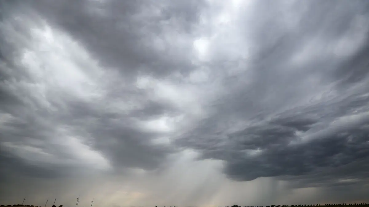 Regen, Sturm und Gewitter: ARCHIV - 19.07.2023, Sachsen-Anhalt, Lützen: Eine Regenfront zieht über ein Getreidefeld hinweg. (zu dpa: «Starkregen bis 40 Liter - Wetterdienst warnt vor Unwetter») Foto: Jan Woitas/dpa +++ dpa-Bildfunk +++