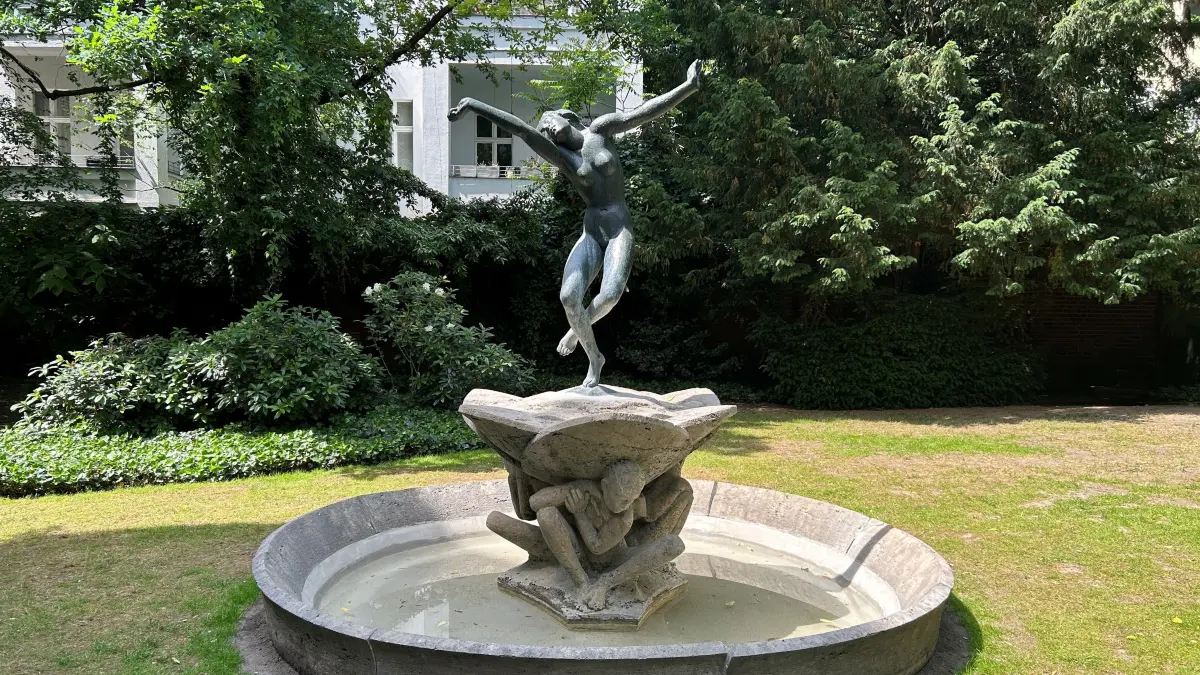 Kurzzeitig im Garten der Villa Grisebach in Berlin aufgestellt: der Tänzerin-Brunnen von Georg Kolbe
