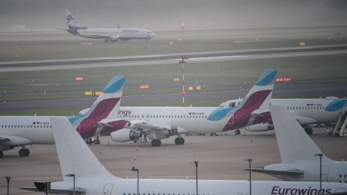 ARCHIV - 12.04.2025, Nordrhein-Westfalen, Landesweit: Flugzeuge der Fluggesellschaft Eurowings stehen am Morgen auf dem Flughafen Düsseldorf. (zu dpa: «Eurowings gibt Steuersenkung nicht vollständig weiter») Foto: Henning Kaiser/dpa +++ dpa-Bildfunk +++