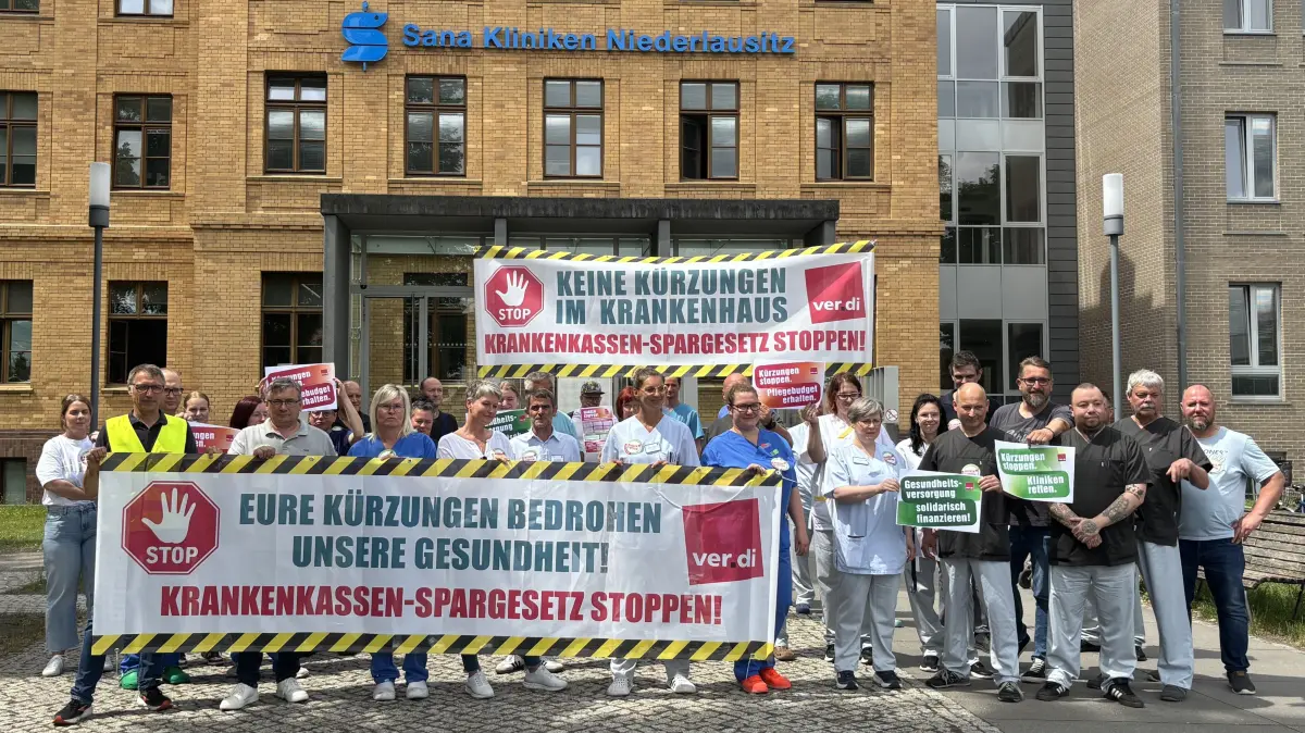 Wollen die geplanten Kürzungen im Gesundheitswesen nicht hinnehmen: Mitarbeitende der Sanakliniken Niederlausitz protestieren in ihrer Mittagspause.