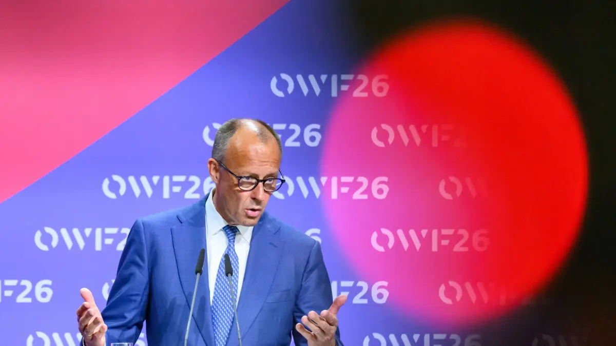 Ostdeutsches Wirtschaftsforum (OWF): 02.06.2026, Brandenburg, Bad Saarow: Bundeskanzler Friedrich Merz (CDU) spricht auf dem Ostdeutschen Wirtschaftsforum, das unter dem Motto «Eine neue (Un) Ordnung» zu Umbrüchen und der Resilienz der Wirtschaft, stattfindet. Vom 31. Mai bis 2. Juni 2026 befasst sich das OWF26 mit den tiefgreifenden geopolitischen, wirtschaftlichen und technologischen Umbrüchen unserer Zeit. Foto: Patrick Pleul/dpa +++ dpa-Bildfunk +++