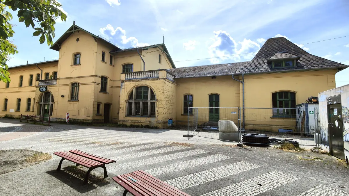Das historische Bahnhofsgebäude benötigt dringend eine Sanierung und eine neue Funktion.