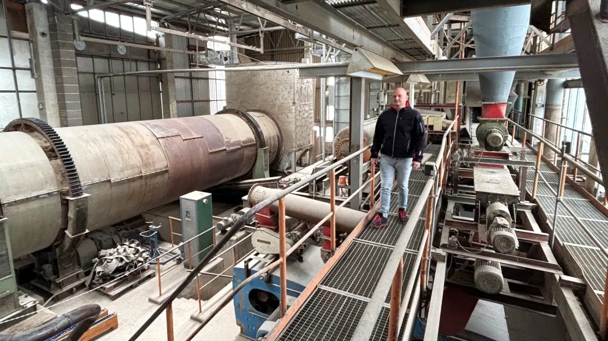 Geschäftsführer Frank Schmidt befindet sich hier im Herzstück des Trockenwerkes Gröden. In der etwa 15 Meter langen Trockentrommel mit Brenner, Brennraum und Kühlturm wird zum Beispiel dem Getreide das Zuviel an Feuchtigkeit entzogen. Erst dann kann es eingelagert werden.