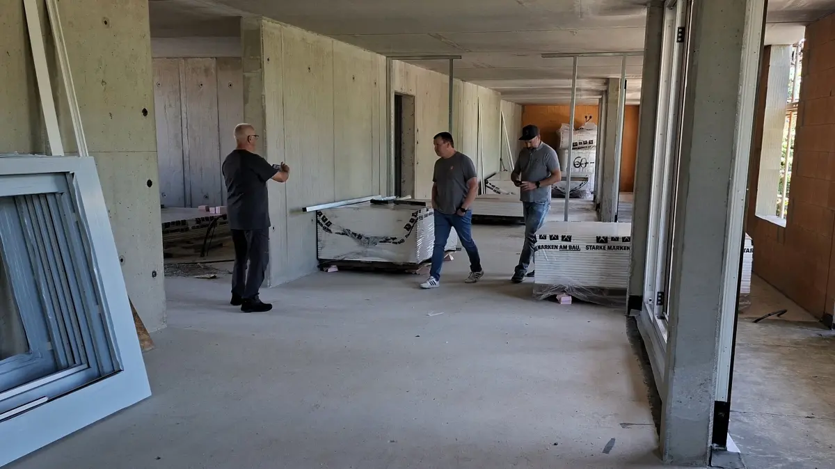 Neues Wohnhaus in der Leipziger Straße 22/24 in Finsterwalde: Nackte Wände erfordern noch viel Vorstellungsvermögen für die Wohnungen, die dort entstehen.