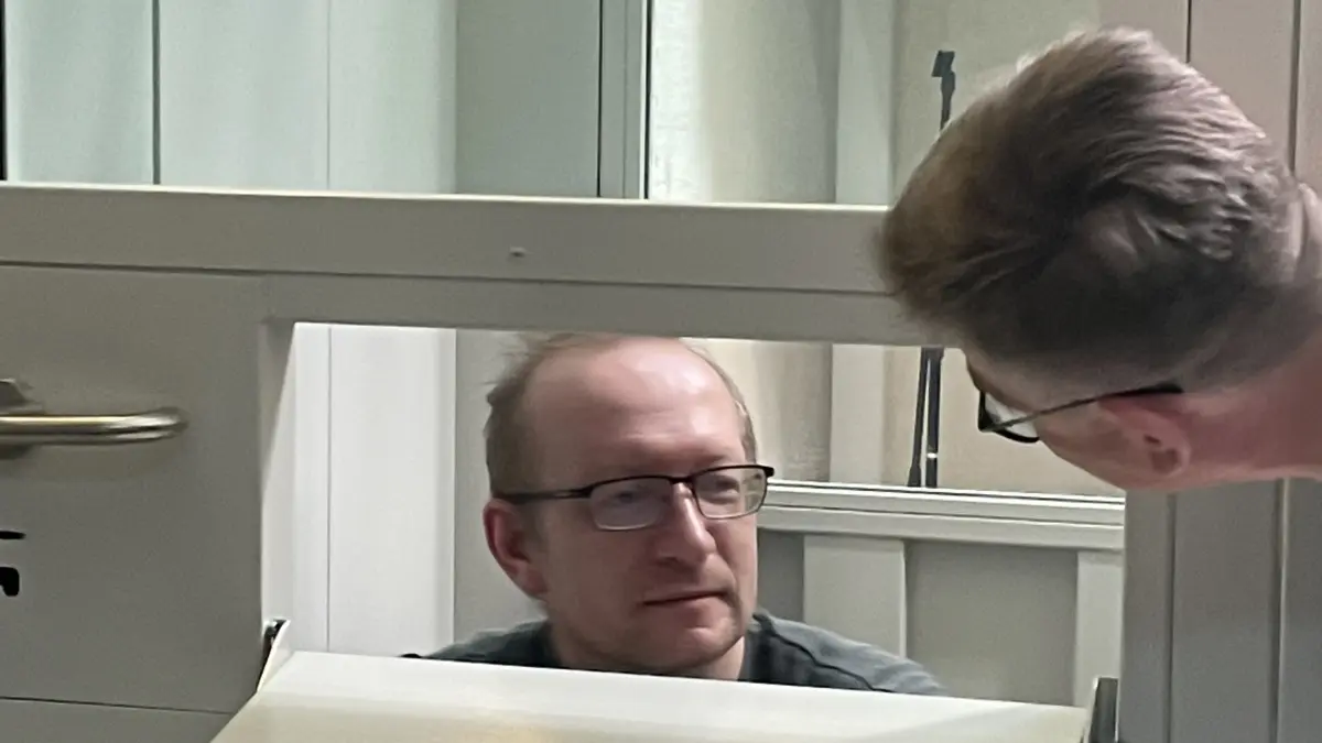 Der Belgier Michail Loschtschinin auf der Anklagebank des Pskower Gebietsgerichts.