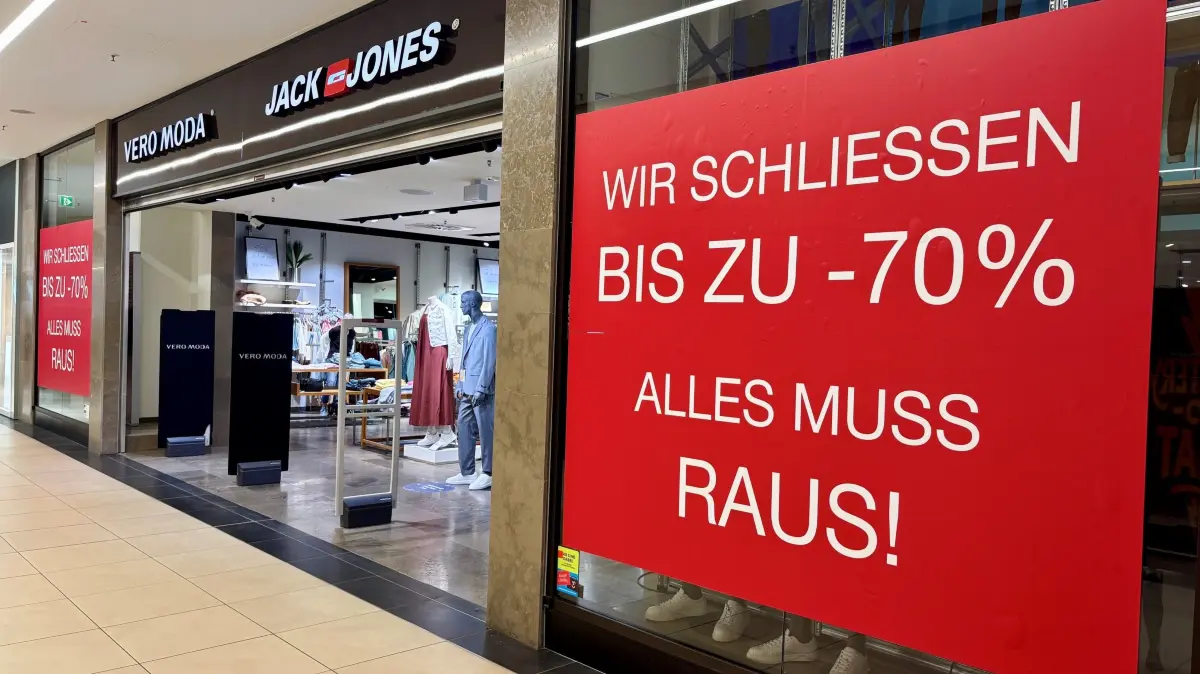 Beim Modehaus Vero Moda und Jack & Jones im Blechen-Carré in Cottbus läuft der Schlussverkauf.