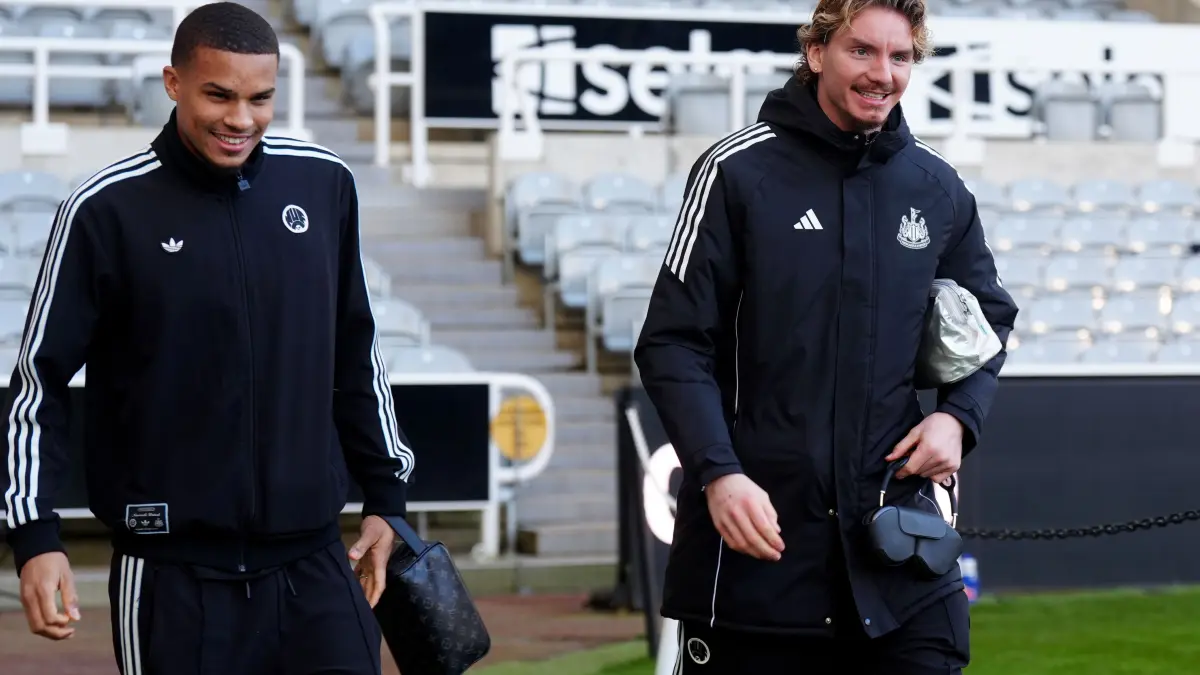 Malick Thiaw (l) und Teamkollege Nick Woltemade von Newcastle United.