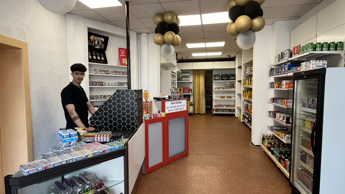 Jawad Hossaini in seinem neueröffneten Späti namens "Brothers Kiosk" in Guben.