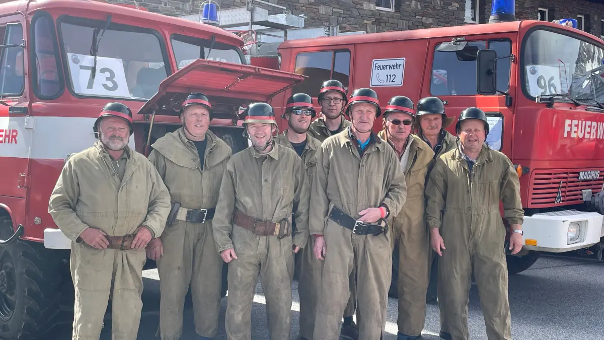 Zum Start bei der Oldtimer Weltmeisterschaft in Bruck am Großglockner hatten sich die Kameraden aus Breitenau bei Finsterwalde gut vorbereitet. Bernd Goßlau und Harry Jüttner (v.li.) sind zwei Hauptinitiatoren der Historikabteilung der Feuerwehr Breitenau und des Fördervereins Dörfliches Leben Breitenau.