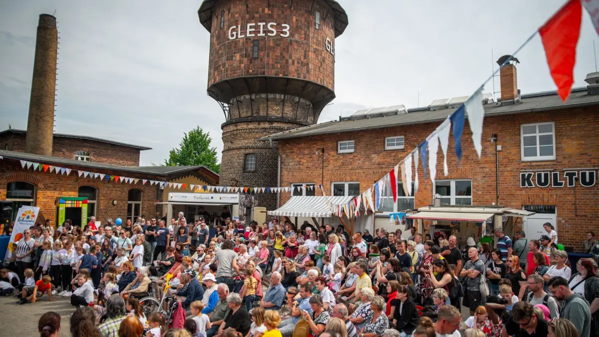 Im Innenhof am alten Wasserturm und der ehemaligen Betriebskantine des Bahnhofs in Lübbenau wird wieder gefeiert. Unter anderem mit Bühnenprogramm, Flohmarkt und Frühschoppen.