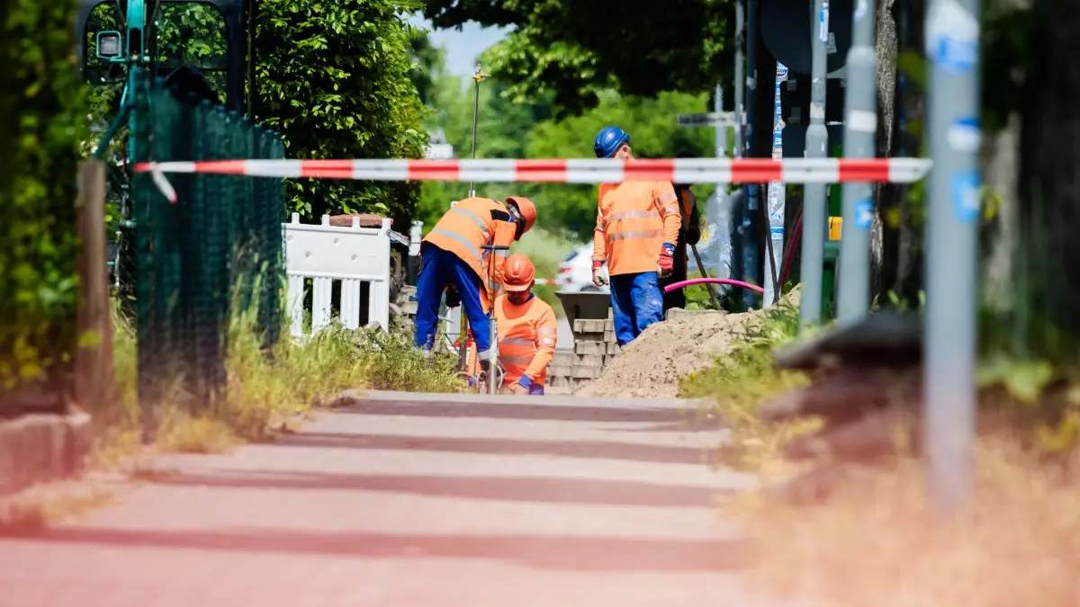Gasaustritt in Großbeeren: 02.06.2026, Brandenburg, Großbeeren: Arbeiter sind wegen eines Gasaustritts im Einsatz. Nach Angaben der Polizei ist bei Bauarbeiten wohl eine Gasleitung beschädigt worden. Foto: Christoph Soeder/dpa +++ dpa-Bildfunk +++