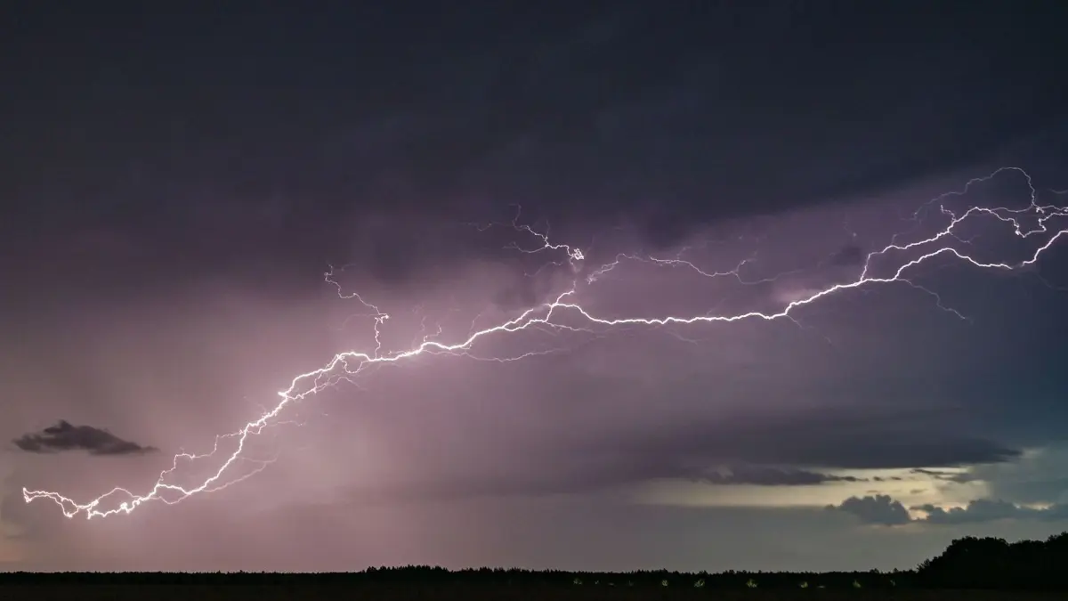 Ein heftiger Blitz hat die Schwenninger aufgeschreckt und zu einem Stromausfall geführt. (Symbolbild)