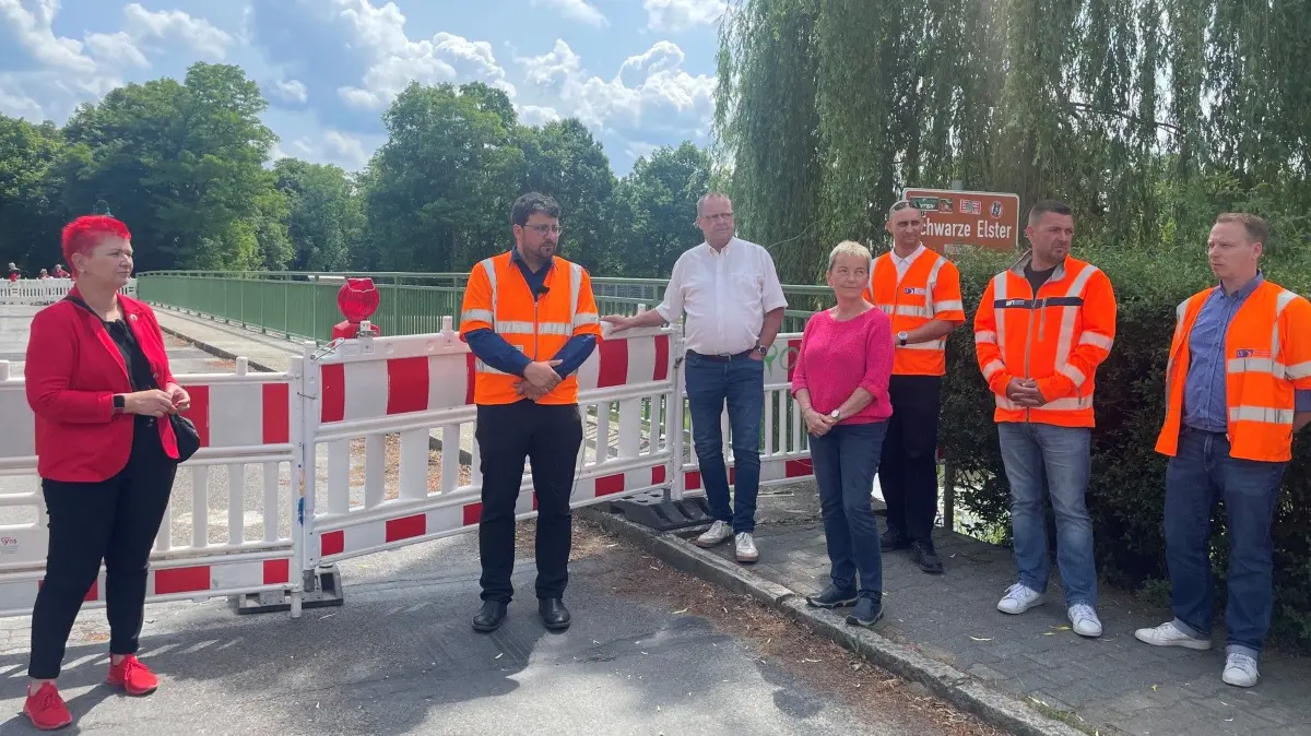 Termin an der Schwarze-Elster-Brücke in Wahrenbrück. Mitarbeiter des Landesbetriebes Straßenwesen konnten eine für Bürger angenehme Zwischennachricht übermitteln.
